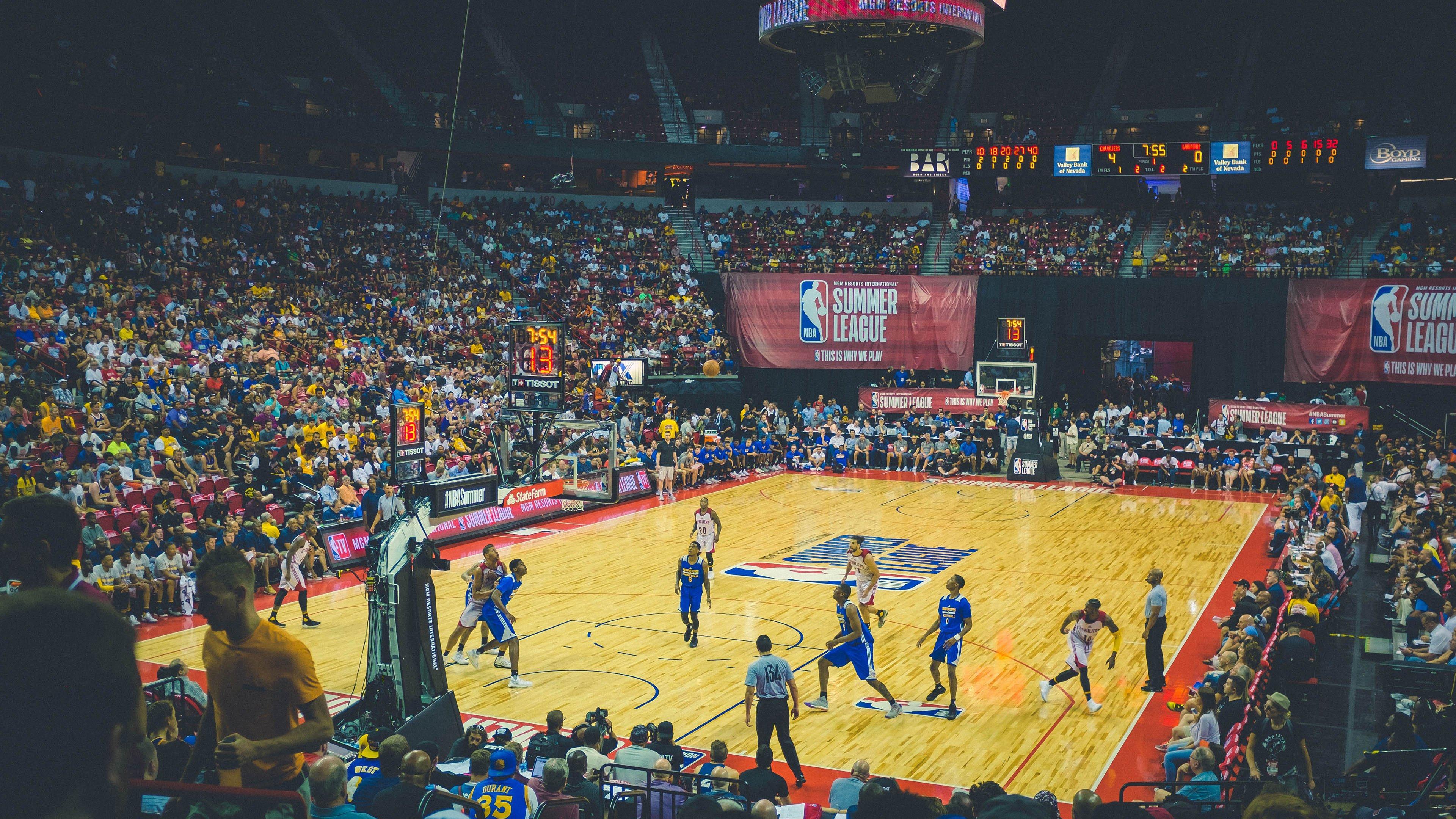 篮球世界的无声壁垒，两位评论员揭露安东尼被NBA排斥的幕后真相